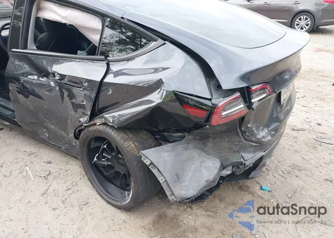 2024 Tesla Model Y z USA, uszkodzony, nr VIN 7SAYGDED6RF098275